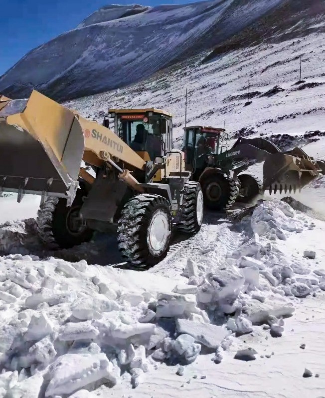 山推装载机助力西藏阿里公路积雪清理 